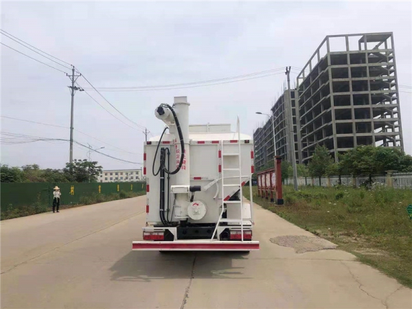東風(fēng)福瑞卡17方散裝飼料車(chē)廠(chǎng)家直銷(xiāo)