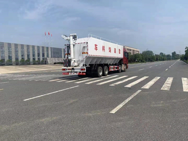 國(guó)六福田小三軸30方（15噸）散裝飼料運(yùn)輸車(chē)